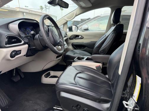 Brilliant Black Crystal Pearlcoat 2023 Chrysler Pacifica Touring L