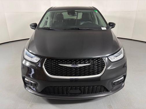 Brilliant Black Crystal Pearlcoat 2023 Chrysler Pacifica Touring L