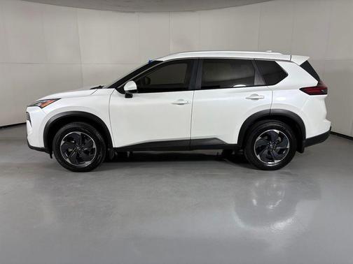 Everest White Pearl 2024 Nissan Rogue SV