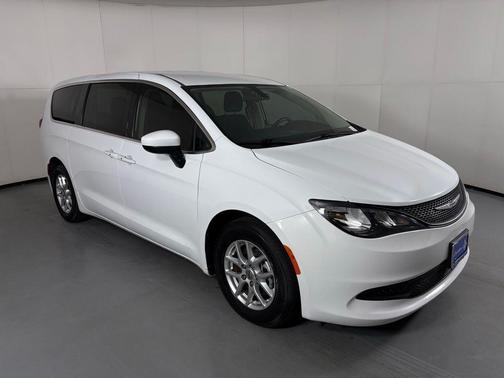 Bright White Clearcoat 2022 Chrysler Voyager LX