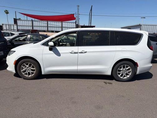 2022 Chrysler Voyager LX