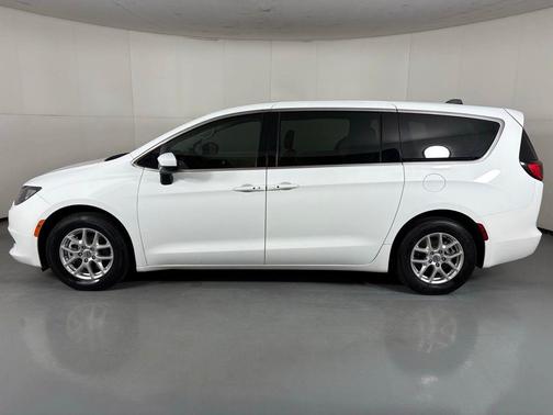 Bright White Clearcoat 2022 Chrysler Voyager LX