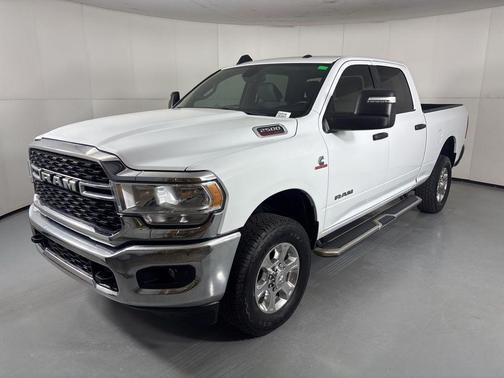 Bright White Clearcoat 2023 RAM 2500 Big Horn Crew Cab 4x4 6'4' Box