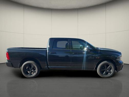 Brilliant Black Crystal Pearlcoat 2018 RAM 1500 Big Horn