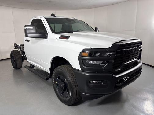 Bright White Clearcoat 2026 RAM 2500 Tradesman Regular Cab 4x4 8' Box