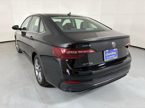 Deep Black Pearl 2024 Volkswagen Jetta 1.5T SE