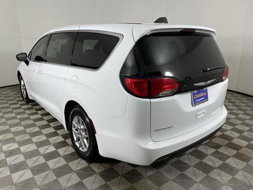 2025 Chrysler Voyager LX