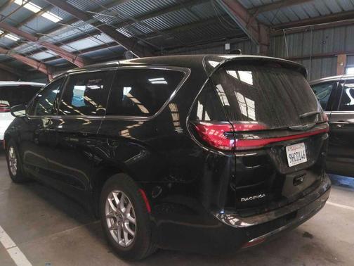 Brilliant Black Crystal Pearlcoat 2023 Chrysler Pacifica Touring L