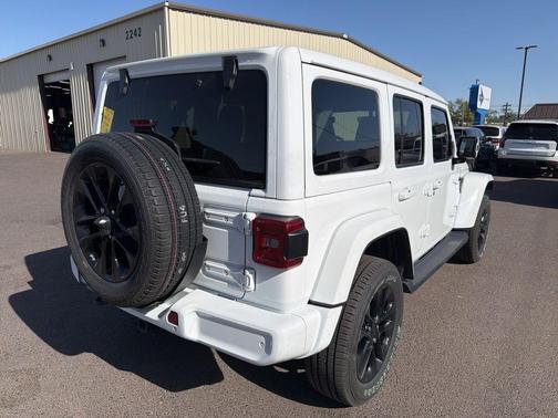 Bright White Clearcoat 2021 Jeep Wrangler Unlimited Sahara