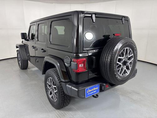 Black Clearcoat 2025 Jeep Wrangler 4-Door Sahara 4x4