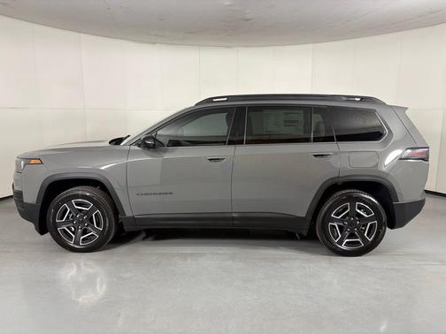 Sting-Gray Clearcoat 2026 Jeep Cherokee Laredo 4x4