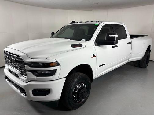 Bright White Clearcoat 2026 RAM 3500 Big Horn Crew Cab 4x4 8' Box