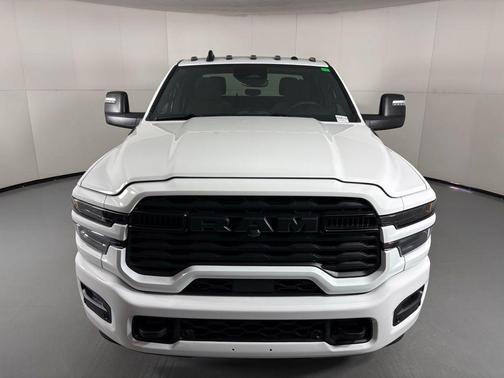 Bright White Clearcoat 2026 RAM 3500 Big Horn Crew Cab 4x4 8' Box