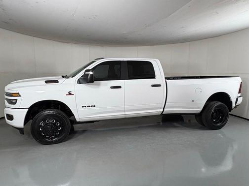 Bright White Clearcoat 2026 RAM 3500 Big Horn Crew Cab 4x4 8' Box
