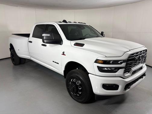 Bright White Clearcoat 2026 RAM 3500 Big Horn Crew Cab 4x4 8' Box