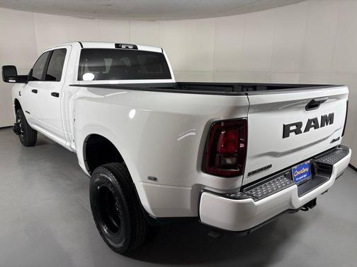 Bright White Clearcoat 2026 RAM 3500 Big Horn Crew Cab 4x4 8' Box