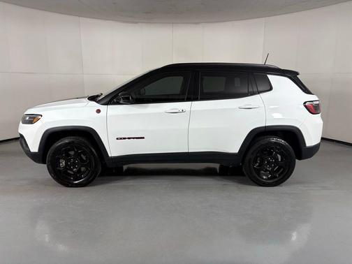 Bright White Clearcoat 2024 Jeep Compass Trailhawk