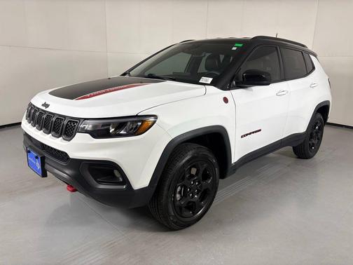 Bright White Clearcoat 2024 Jeep Compass Trailhawk