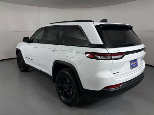 Bright White Clearcoat 2026 Jeep Grand Cherokee Altitude