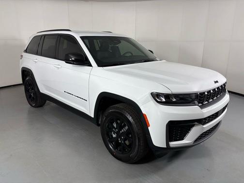Bright White Clearcoat 2026 Jeep Grand Cherokee Altitude