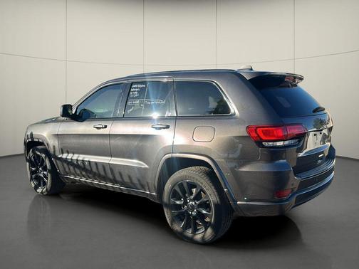 Granite Crystal Metallic Clearcoat 2018 Jeep Grand Cherokee Altitude