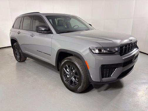 Sting-Gray Clearcoat 2027 Jeep Grand Cherokee Altitude