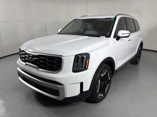Glacial White Pearl 2024 Kia Telluride S