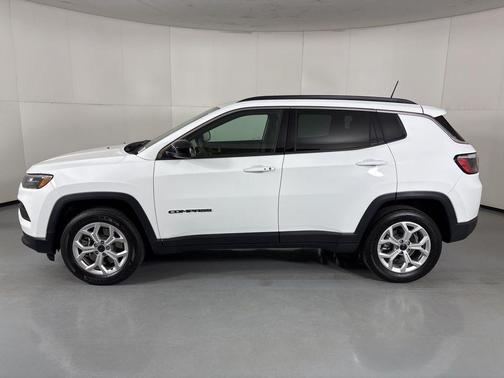 Bright White Clearcoat 2025 Jeep Compass Latitude
