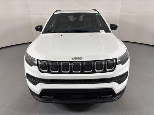 Bright White Clearcoat 2025 Jeep Compass Latitude