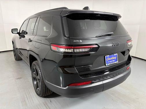 Diamond Black Crystal Pearlcoat 2023 Jeep Grand Cherokee L Altitude