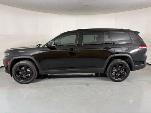 Diamond Black Crystal Pearlcoat 2023 Jeep Grand Cherokee L Altitude