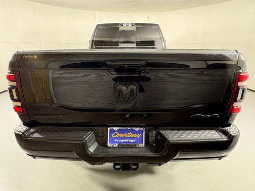 2023 RAM 3500 Laramie Crew Cab 4x4 8' Box