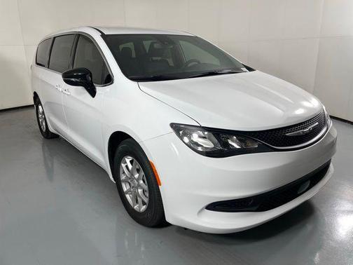 2025 Chrysler Voyager LX