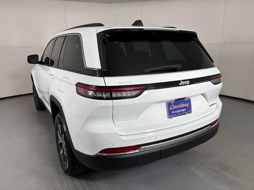 Bright White Clearcoat 2027 Jeep Grand Cherokee Laredo
