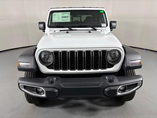 Bright White Clearcoat 2026 Jeep Gladiator Sport
