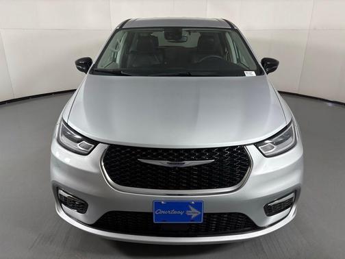Silver Mist Clearcoat 2024 Chrysler Pacifica Touring L