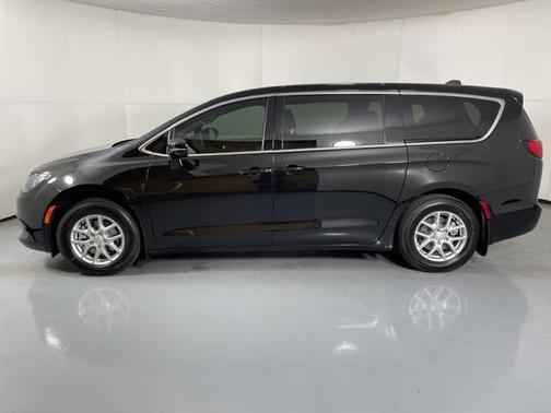 2025 Chrysler Voyager LX