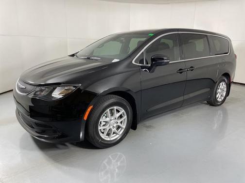 2025 Chrysler Voyager LX