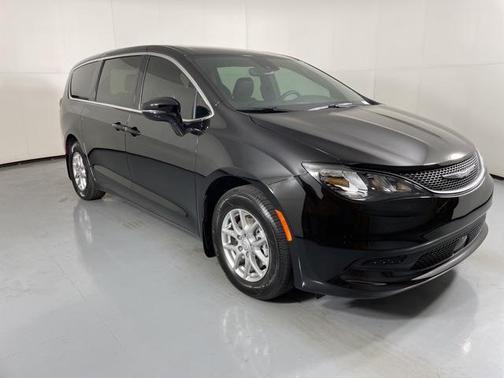 2025 Chrysler Voyager LX