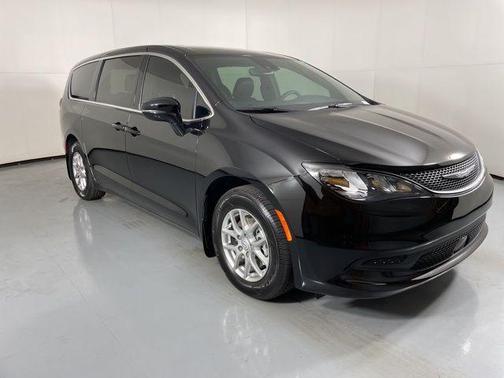 2025 Chrysler Voyager LX