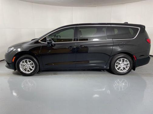 2025 Chrysler Voyager LX