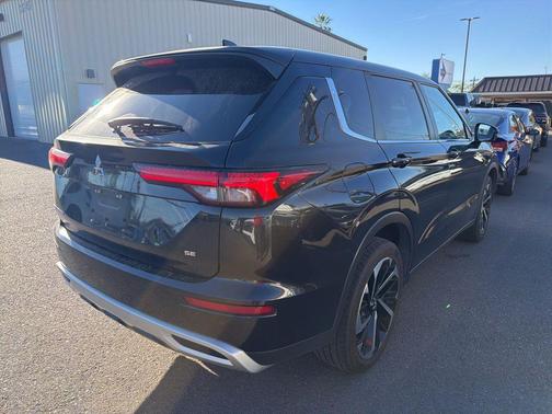 Black 2024 Mitsubishi Outlander SE 2.5 2WD