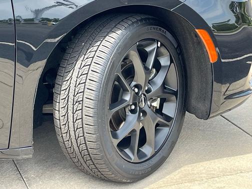 Diamond Black Crystal Pearlcoat 2025 Chrysler Pacifica Limited