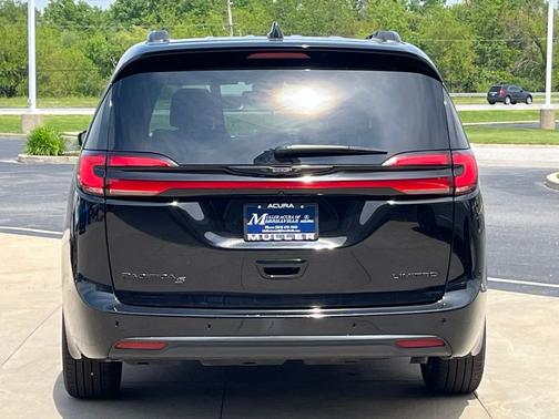 Diamond Black Crystal Pearlcoat 2025 Chrysler Pacifica Limited