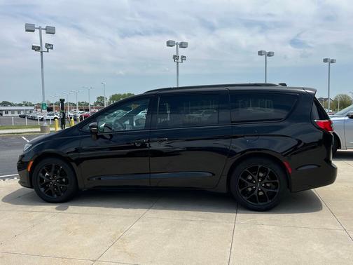 Diamond Black Crystal Pearlcoat 2025 Chrysler Pacifica Limited