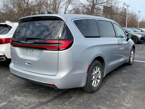 Silver Mist Clearcoat 2024 Chrysler Pacifica Touring-L