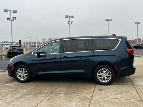 2023 Chrysler Pacifica Touring-L