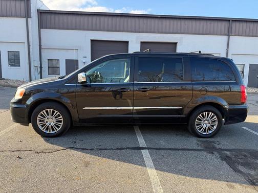 2014 Chrysler Town & Country Touring-L