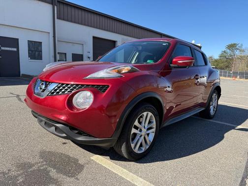RED 2016 Nissan Juke SV
