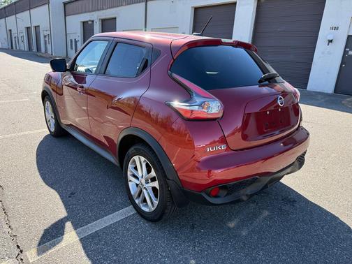 RED 2016 Nissan Juke SV